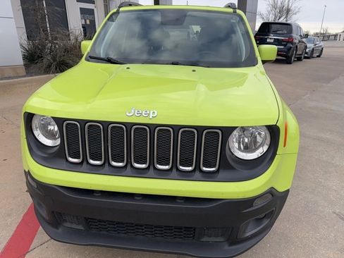 Used 2018 Jeep Renegade Latitude w/ Popular Equipment Group image 2