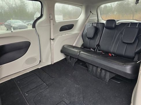 Used 2024 Chrysler Pacifica Touring-L image 12