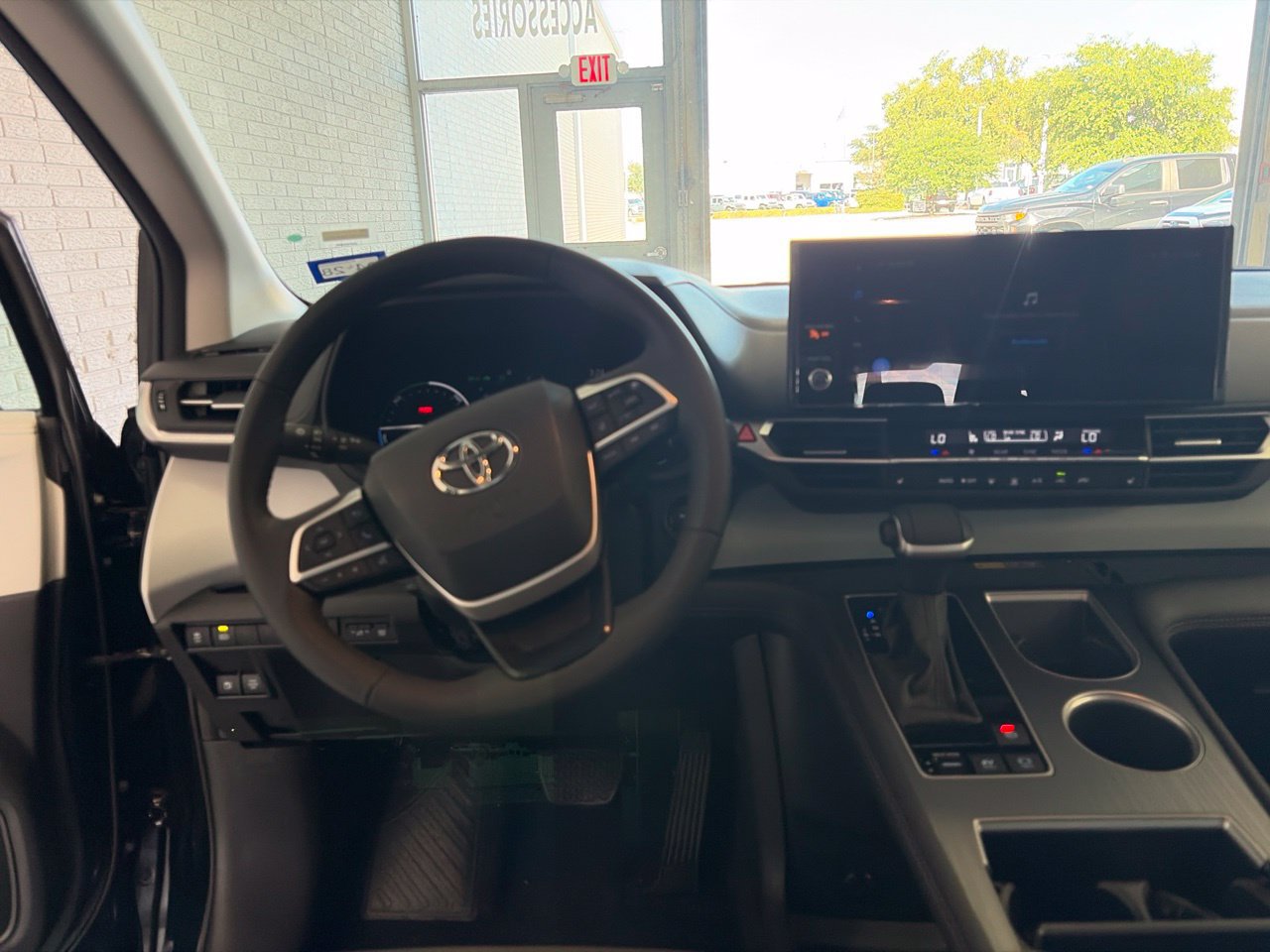 Used 2026 Toyota Sienna XLE FWD image 12