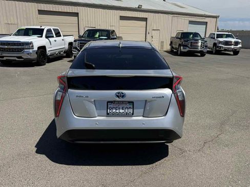 Used 2017 Toyota Prius Two w/ Prius Two Safety Plus Package FWD image 8