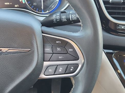 Used 2022 Chrysler Pacifica Touring-L FWD image 28