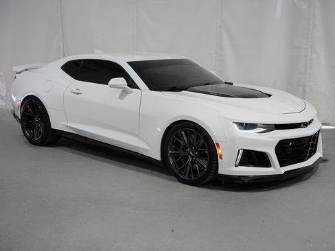 Used 2018 Chevrolet Camaro ZL1 RWD image 8
