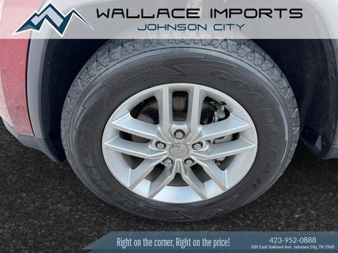 Used 2017 Jeep Grand Cherokee Laredo w/ Quick Order Package 23E AWD/4WD image 9
