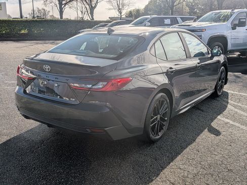 Used 2025 Toyota Camry SE image 9