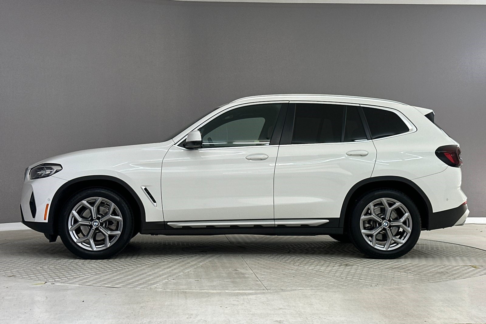 Certified 2024 BMW X3 sDrive30i w/ Convenience Package RWD image 2