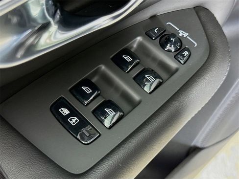 Certified 2025 Volvo XC90 B6 Core image 18