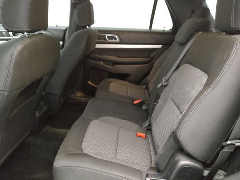 Used 2017 Ford Explorer XLT FWD image 18