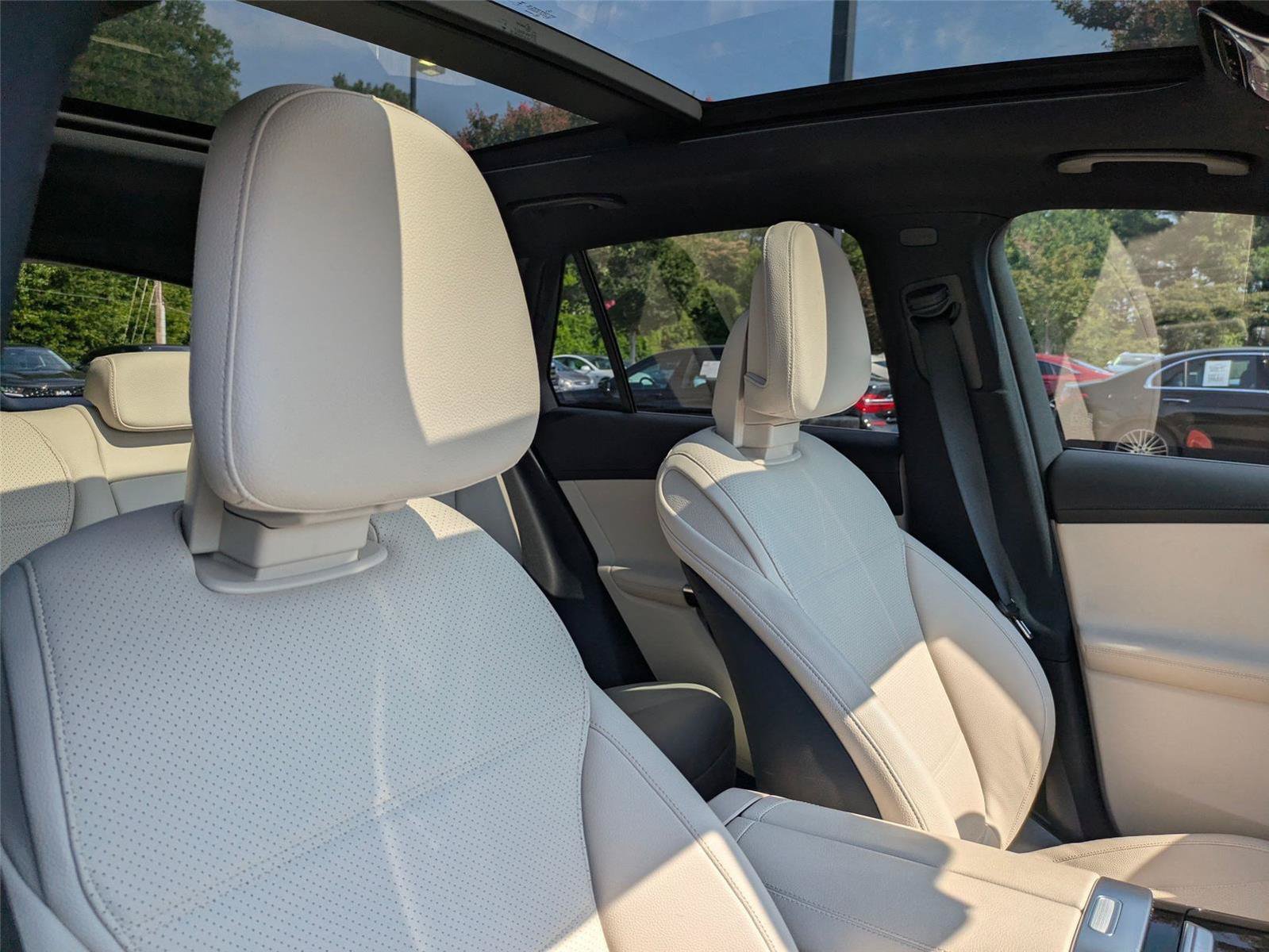 Used 2024 Mercedes-Benz GLC 300 4MATIC image 35