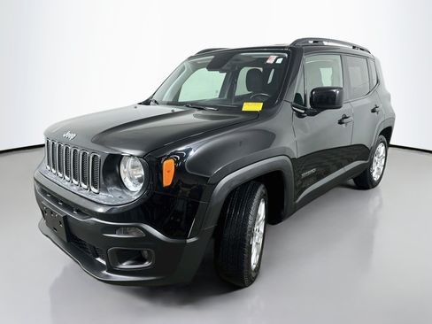 Used 2018 Jeep Renegade Latitude w/ UConnect 8.4 Nav Group FWD image 3