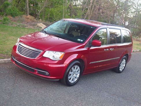 Used 2016 Chrysler Town & Country Touring w/ Driver Convenience Group FWD image 20