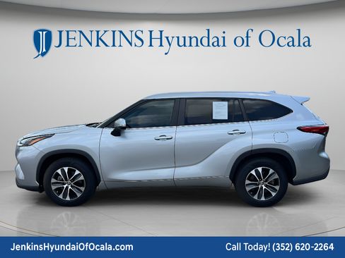 Used 2023 Toyota Highlander XLE FWD image 6