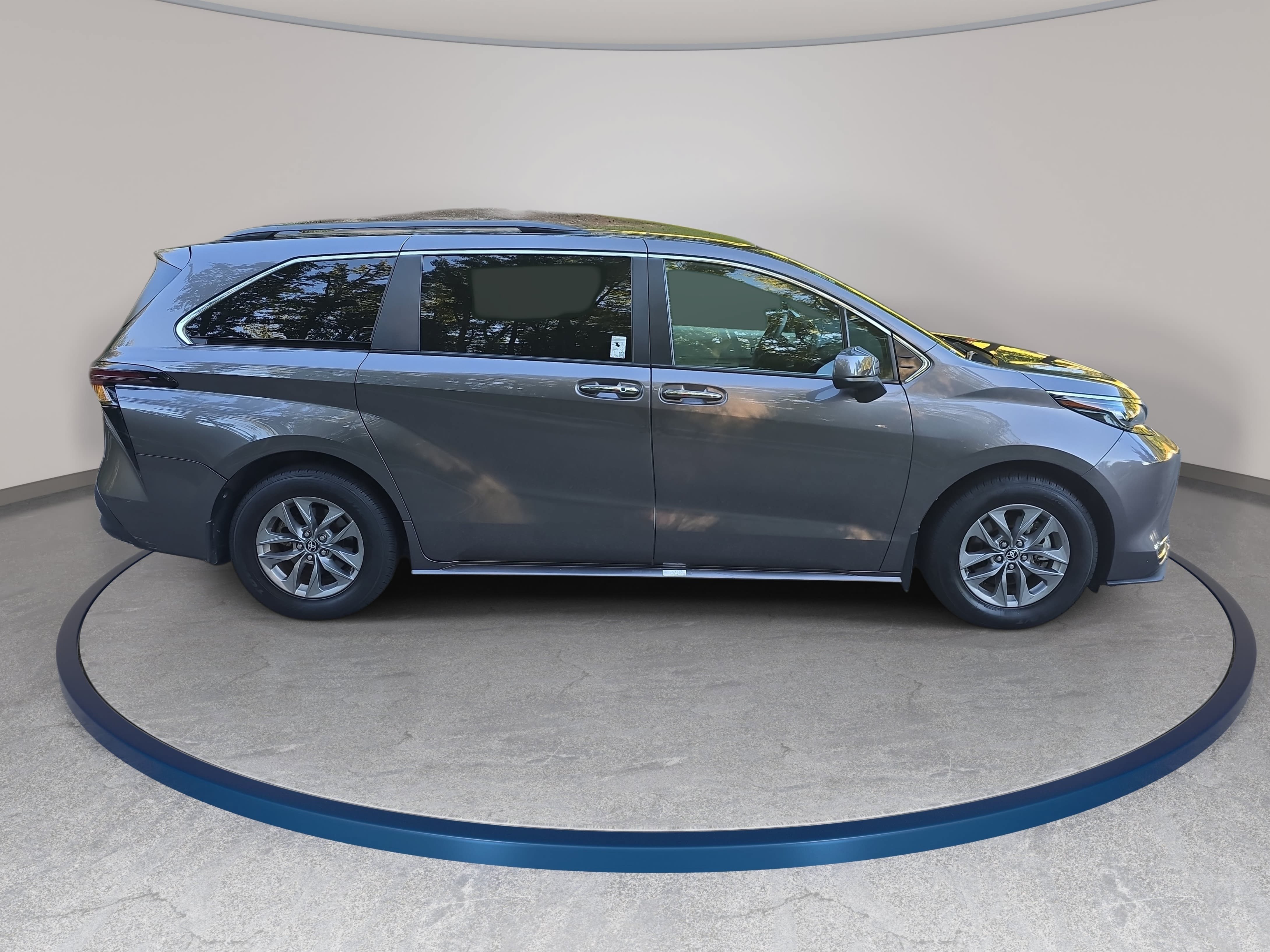Used 2024 Toyota Sienna XLE FWD image 4