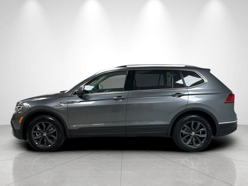 Used 2023 Volkswagen Tiguan SE w/ Panoramic Sunroof Package FWD image 2