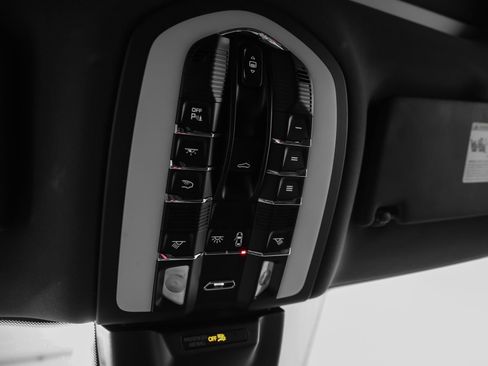 Certified 2024 Porsche Macan AWD/4WD image 36