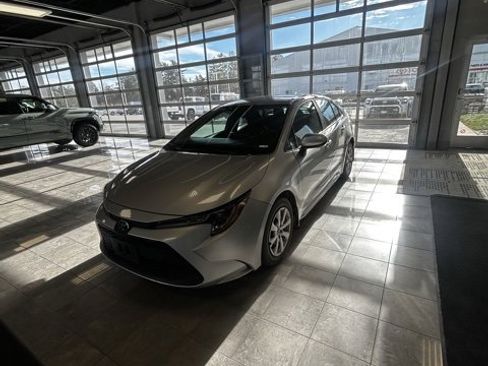 Used 2021 Toyota Corolla LE image 2
