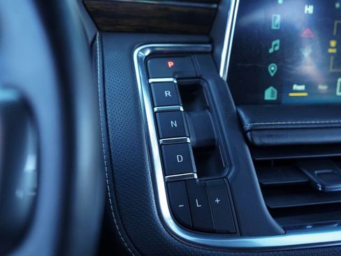 Used 2023 Chevrolet Suburban Premier image 30