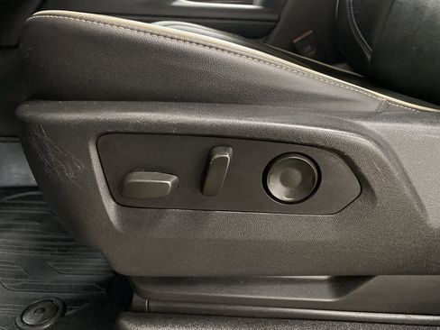 Used 2021 GMC Yukon XL SLT w/ SLT Luxury Plus Package image 14