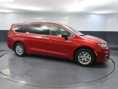 Used 2024 Chrysler Pacifica Touring-L FWD image 4