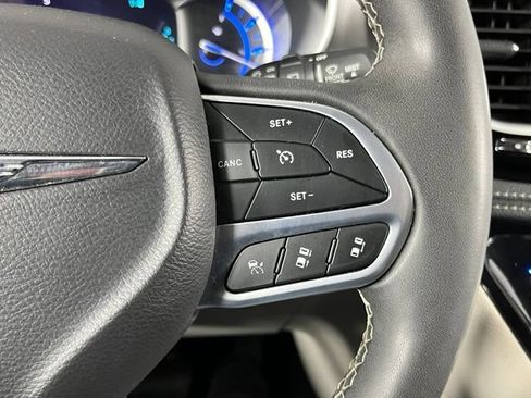 Used 2023 Chrysler Pacifica Touring-L FWD image 14