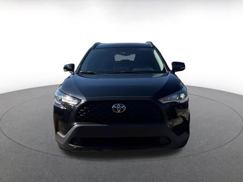 Used 2025 Toyota Corolla Cross LE image 3