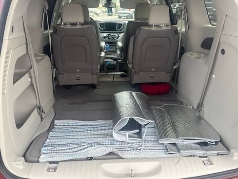 Used 2017 Chrysler Pacifica Touring-L FWD image 16
