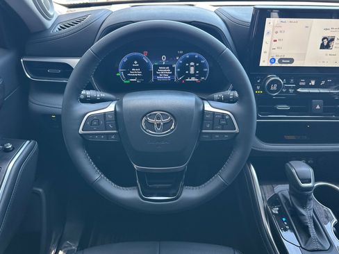Certified 2026 Toyota Highlander Platinum AWD/4WD image 14