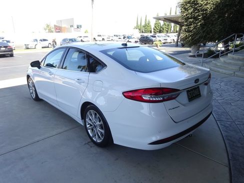 Used 2017 Ford Fusion SE w/ Fusion SE Technology Package FWD image 6