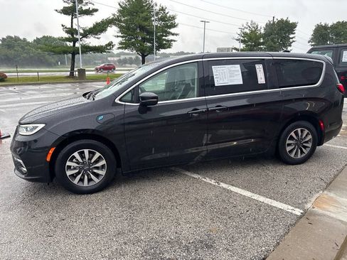 Used 2023 Chrysler Pacifica Touring-L FWD image 14