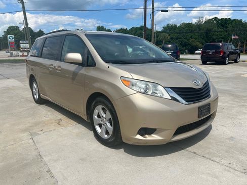 Used 2013 Toyota Sienna LE FWD image 1