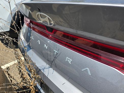 Used 2025 Hyundai Elantra Limited FWD image 9