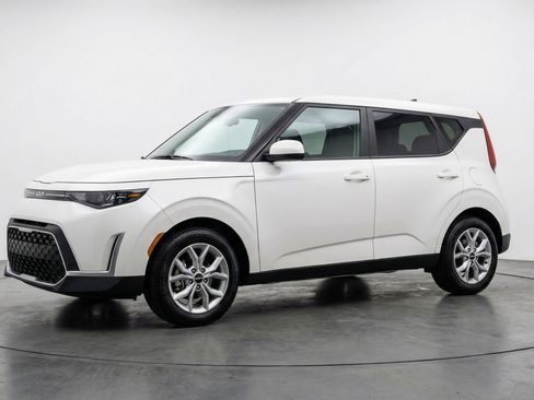 Used 2025 Kia Soul LX w/ LX Technology Package image 3