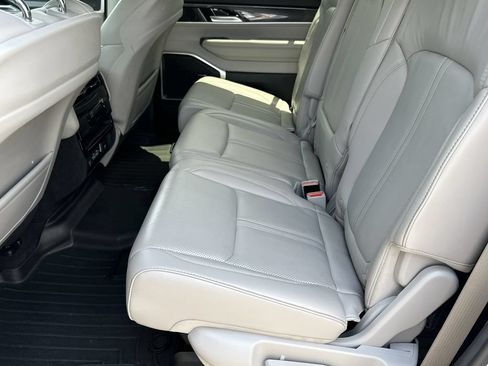 Used 2023 Jeep Wagoneer 4WD w/ Premium Group I image 15