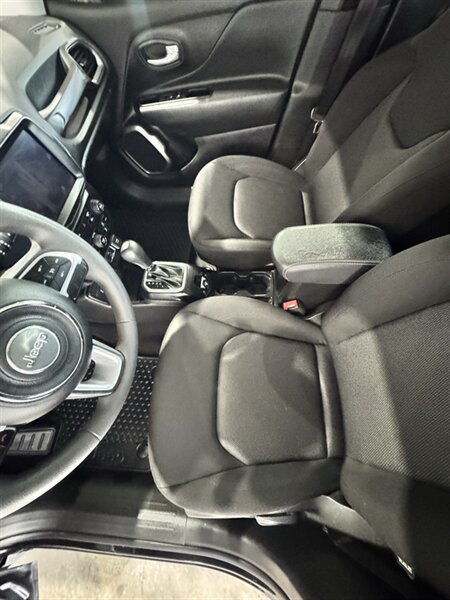 Used 2023 Jeep Renegade Latitude AWD/4WD image 7