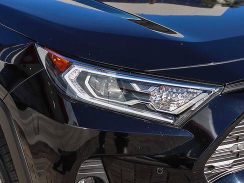 Used 2020 Toyota RAV4 Limited image 5