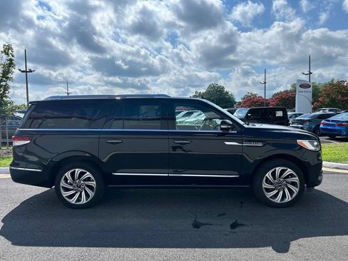 Used 2024 Lincoln Navigator L 4WD image 2