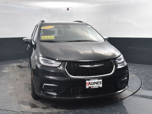 Used 2023 Chrysler Pacifica Limited FWD image 2