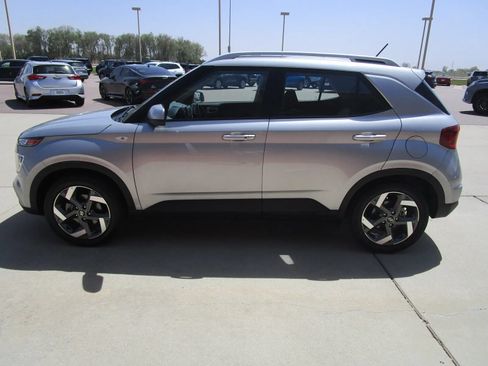 Used 2025 Hyundai Venue SEL FWD image 6