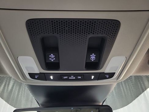 Used 2024 Honda Pilot Touring image 22