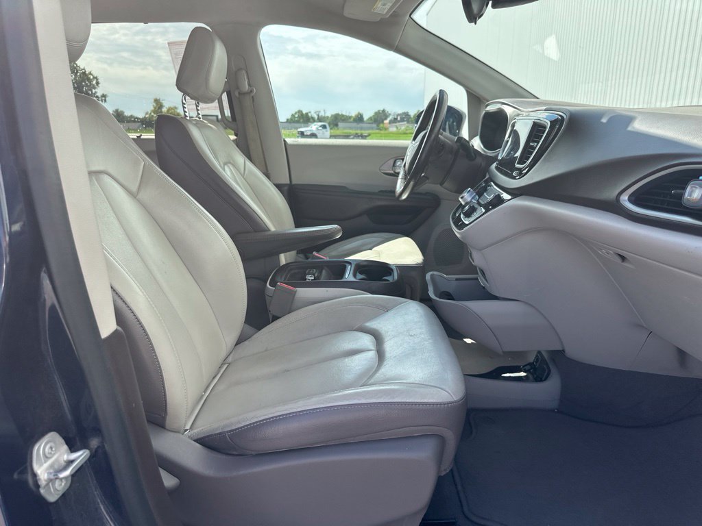 Used 2017 Chrysler Pacifica Touring-L FWD image 29