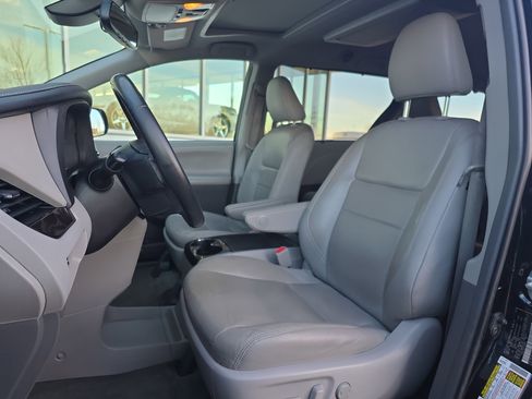 Used 2018 Toyota Sienna XLE Premium image 14