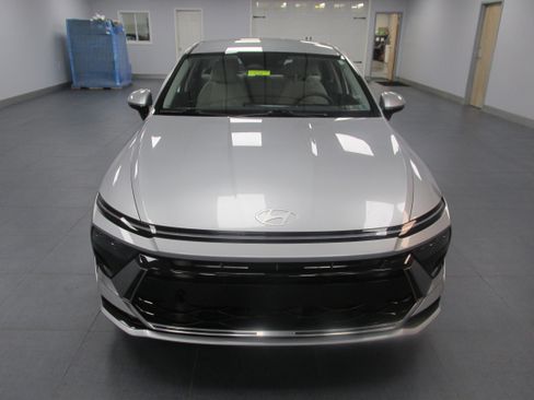 Used 2024 Hyundai Sonata SEL FWD image 2