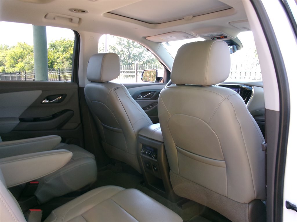 Used 2020 Chevrolet Traverse Premier FWD image 19