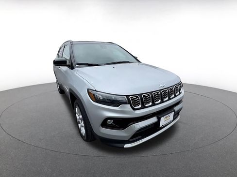 Used 2025 Jeep Compass Limited image 3