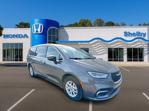 Used 2023 Chrysler Pacifica Touring-L image 2