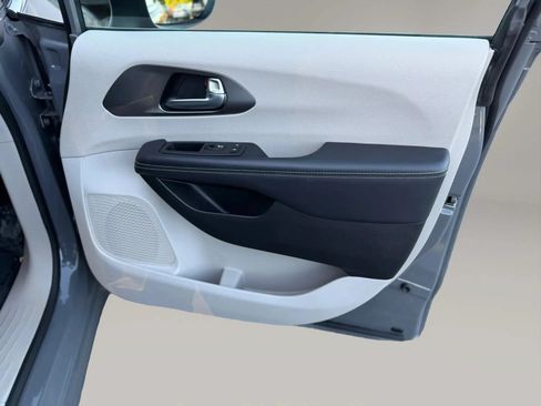 Used 2023 Chrysler Pacifica Touring-L FWD image 44