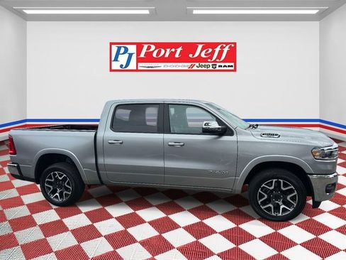 Used 2025 RAM 1500 Laramie AWD/4WD image 3