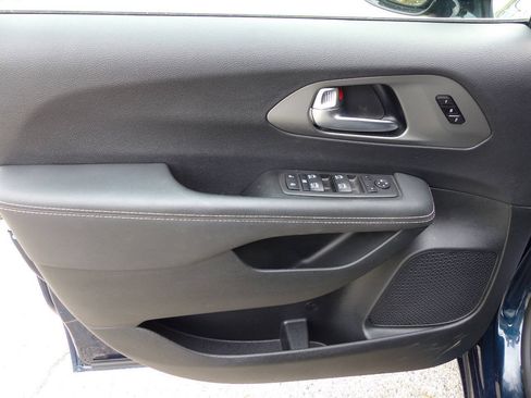 Used 2025 Chrysler Pacifica Select FWD image 16