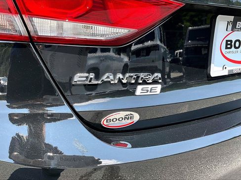 Used 2018 Hyundai Elantra SE FWD image 17