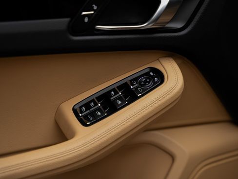 Used 2018 Porsche Macan AWD/4WD image 55