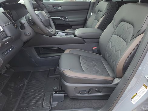 New 2026 Nissan Pathfinder Platinum image 14